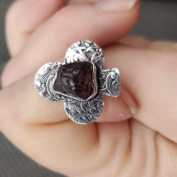 New Rough Natural Mozambique Garnet Carved 925 Silver Club Ring. - Picture 10 of 12